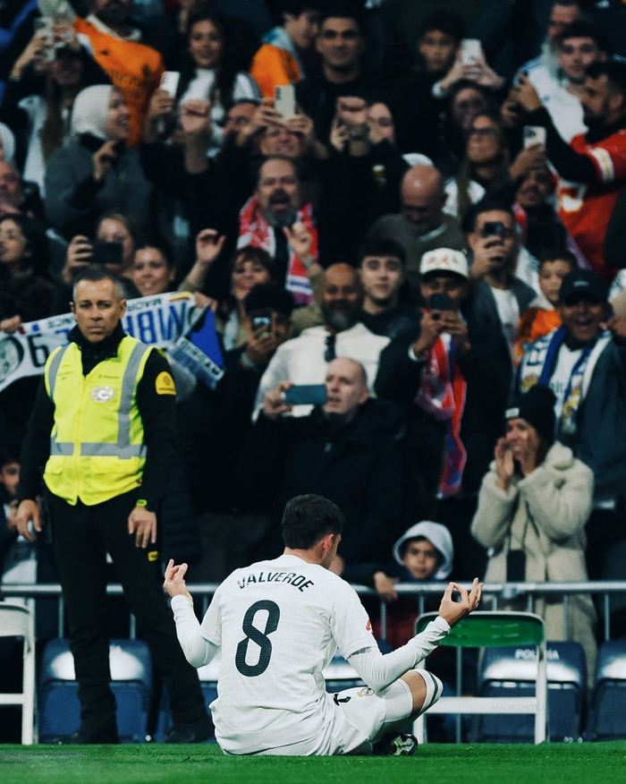 上海海港夺冠背后是穆斯卡特的战略放弃与坚守，成功卫冕中超冠军。（穆斯卡特的策略取舍与坚守，铸就上海海港中超卫冕）