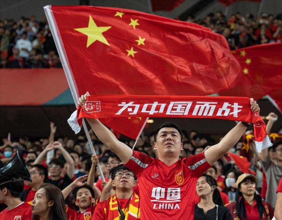 欧文突破造成杀伤球成功，全场尖叫（欧文强突打成2+1，全场沸腾）