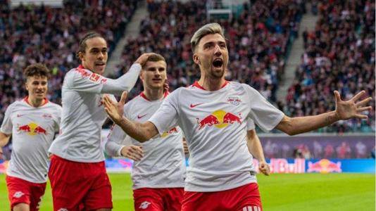 名记：字母最近向队友强调专注篮球的重要性，别被外界声音干扰（名记：字母哥近日提醒队友把心思放在篮球上，勿被外界杂音分心）