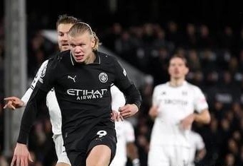 某队因违规遭重罚，官方回应惹争议（某队违规被重罚，官方回应引发争议）