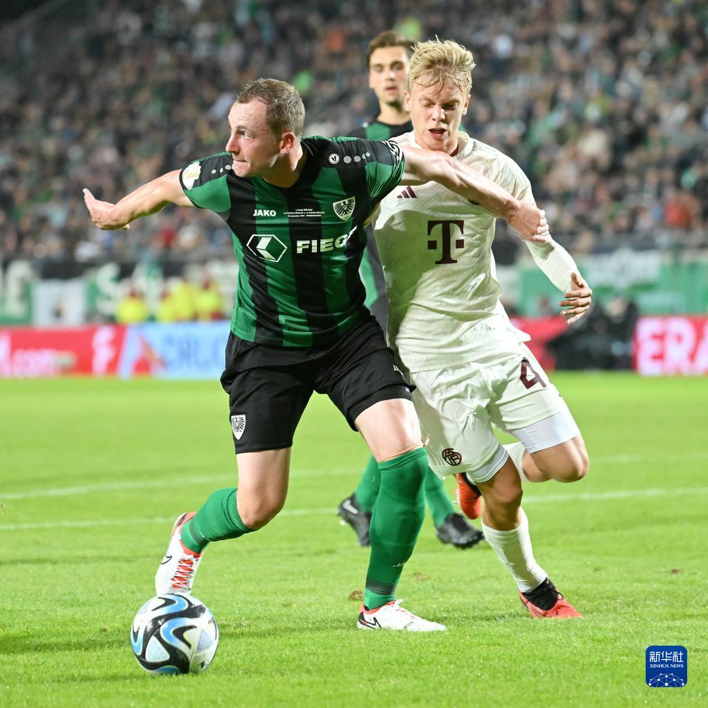 詹姆斯关键时刻稳住节奏（决胜时刻詹姆斯掌控全局）