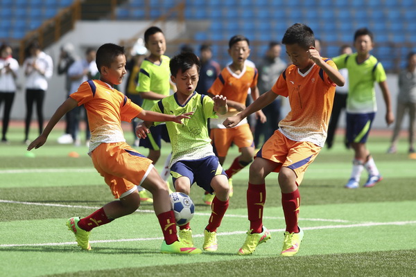 库里三分爆炸连中八球点燃全场（库里三分手感炸裂，连飙8记引爆全场）