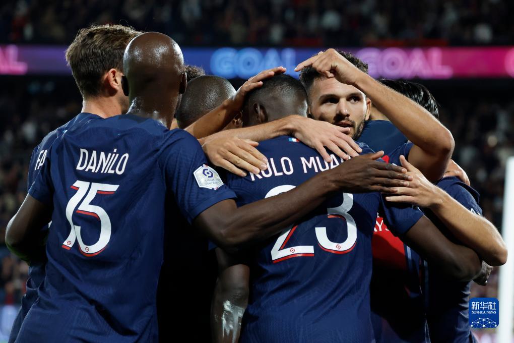 女足英联杯中发生暴力冲突，一名球员抓住对手脖子将其摔倒（女足英联杯爆发肢体冲突：一名球员抓住对手颈部将其摔倒）