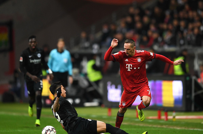 前锋单场双响，全场瞩目（前锋梅开二度，全场焦点）