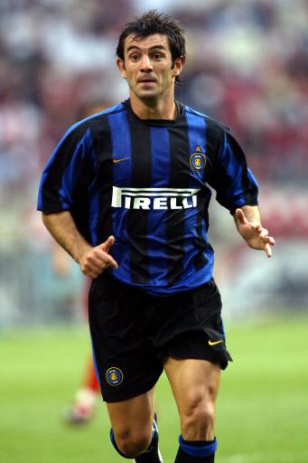 上海海港实现三连冠，申花亚军，梅州客队降级，亚冠表现不佳，山东泰山机会最大。（上海海港完成三连冠，申花摘亚，梅州降级，亚冠失色，山东泰山胜算最大）