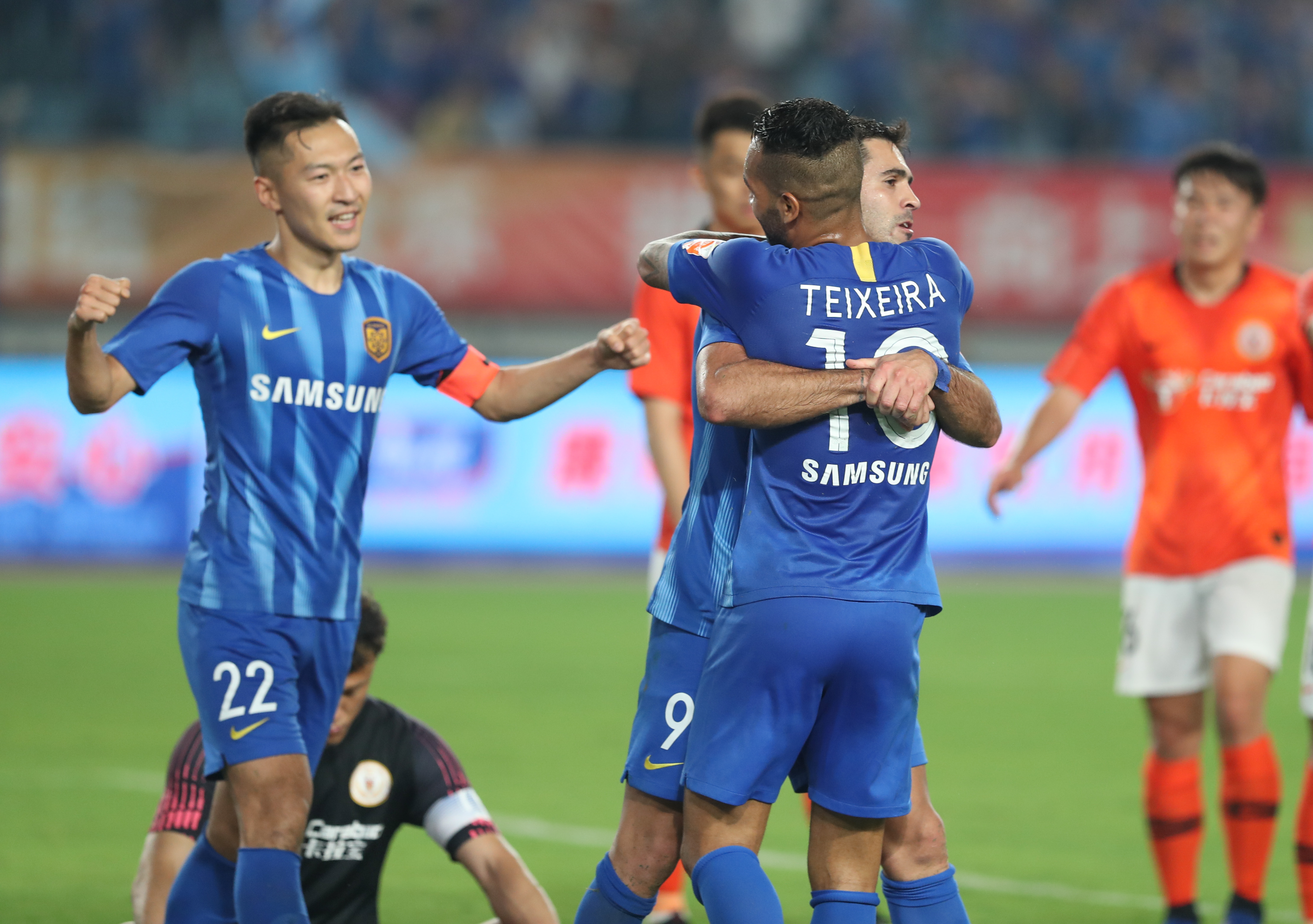 基恩谈阿诺德被嘘：红军球迷极力嘘一个本地孩子，还觉得很有风度（基恩评阿诺德遭嘘：利物浦球迷狂嘘自家本土小将，却自以为有风度）